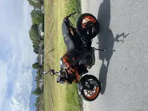 KTM 690 Duke Schwarz Orange Bild 2