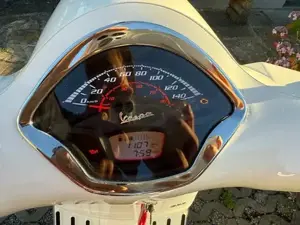 Vespa 300 GTS Super Bild 2