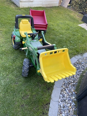 Tretttraktor mit Frontlader, Luftreifen und Anhänger