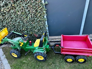 Tretttraktor mit Frontlader, Luftreifen und Anhänger Bild 4