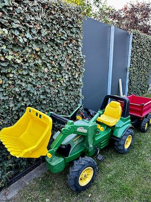 Tretttraktor mit Frontlader, Luftreifen und Anhänger Bild 3