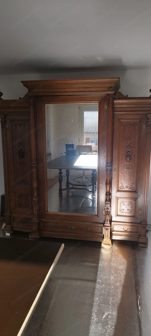 Antiker Schrank aus massivem Eichenholz mit großem Spiegel Bild 2
