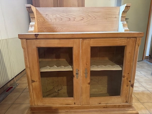 originale antike Kredenz mit Glasfronten