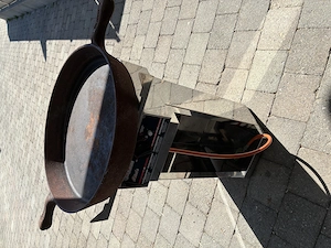 Gasgrill mit massiver Gusspfanne zu verkaufen