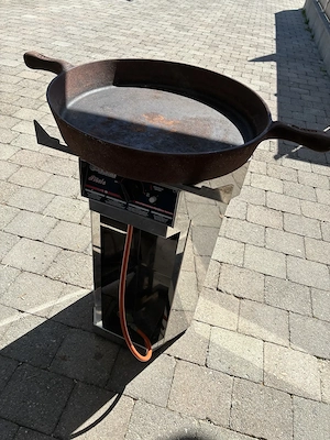Gasgrill mit massiver Gusspfanne zu verkaufen