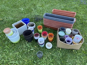 Blumenkästen und Pflanzgefäße