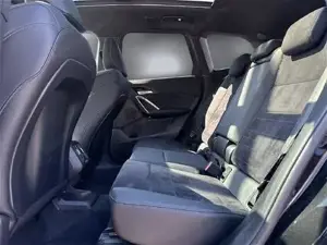 BMW X1 sDrive20i M-Sportpaket // Panorama Glasdach // Anhängerkupplung // Head-Up Bild 11