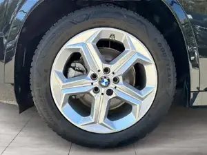 BMW X1 sDrive20i M-Sportpaket // Panorama Glasdach // Anhängerkupplung // Head-Up Bild 6