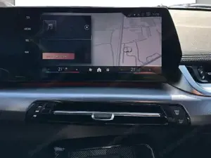 BMW X1 sDrive20i M-Sportpaket // Panorama Glasdach // Anhängerkupplung // Head-Up Bild 8