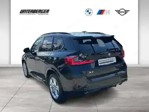 BMW X1 sDrive20i M-Sportpaket // Panorama Glasdach // Anhängerkupplung // Head-Up Bild 4