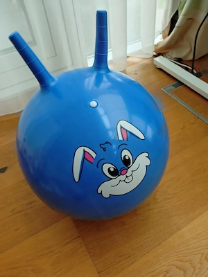 Blauer Hüpfball mit Hasenmotiv