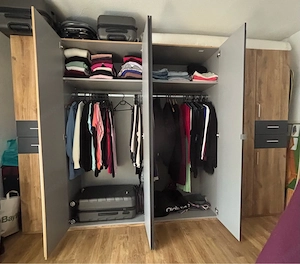 Kleiderschrank Bild 2