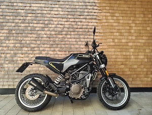 Husqvarna Svartpilen 401   Stylisches Naked Bike mit Akrapovic Auspuff  Bild 2