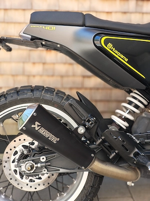 Husqvarna Svartpilen 401   Stylisches Naked Bike mit Akrapovic Auspuff  Bild 3