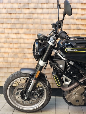 Husqvarna Svartpilen 401   Stylisches Naked Bike mit Akrapovic Auspuff  Bild 5