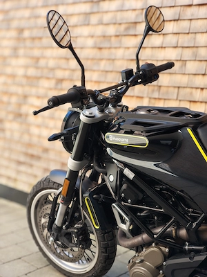 Husqvarna Svartpilen 401   Stylisches Naked Bike mit Akrapovic Auspuff  Bild 6