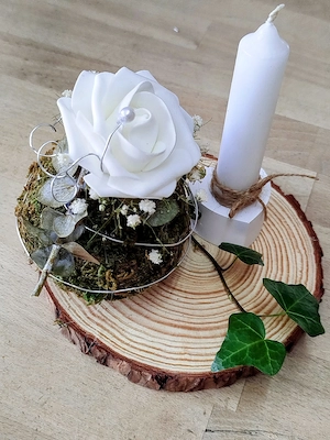 Kerzenständer mit Kerze und Blume auf Holz  Bild 2