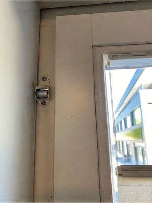 Fenster 84 x 104 cm Holz innen weiß, außen braun Bild 4