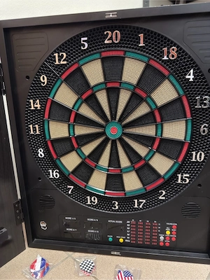 Elektrische Dartscheibe mit sehr viel Zubehör VHB Bild 2