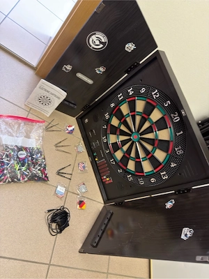 Elektrische Dartscheibe mit sehr viel Zubehör VHB