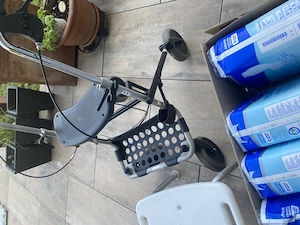 Rollator + Duschhocker + Einlagen Bild 4
