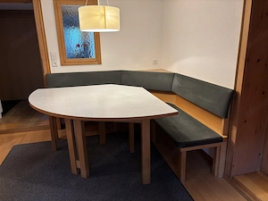 Eckbank mit Alcantara Polster und Tisch