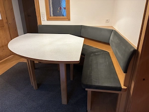 Eckbank mit Alcantara Polster und Tisch Bild 2