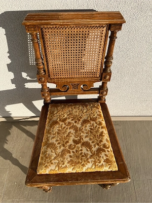 antiker Holzstuhl Bild 2