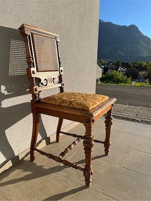 antiker Holzstuhl Bild 4
