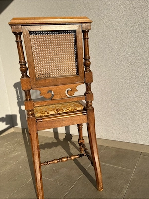 antiker Holzstuhl Bild 3