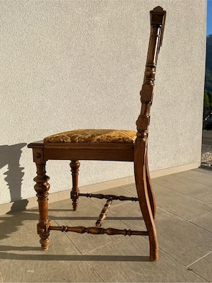 antiker Holzstuhl Bild 5