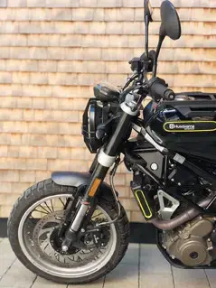 Husqvarna Svartpilen 401   Stylisches Naked Bike mit Akrapovic Auspuff  Bild 3