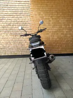 Husqvarna Svartpilen 401   Stylisches Naked Bike mit Akrapovic Auspuff  Bild 7
