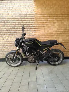 Husqvarna Svartpilen 401   Stylisches Naked Bike mit Akrapovic Auspuff  Bild 2