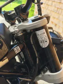 Husqvarna Svartpilen 401   Stylisches Naked Bike mit Akrapovic Auspuff  Bild 10