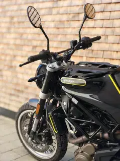 Husqvarna Svartpilen 401   Stylisches Naked Bike mit Akrapovic Auspuff  Bild 8