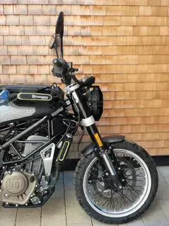 Husqvarna Svartpilen 401   Stylisches Naked Bike mit Akrapovic Auspuff  Bild 5