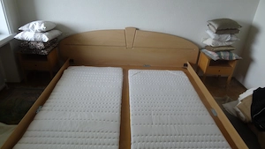 Doppelbett mit zwei Nachtkästchen modern