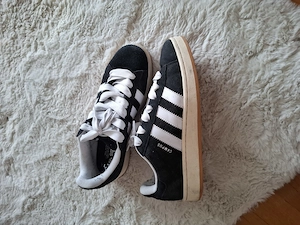 Herrenschuhe Jordan und Adidas