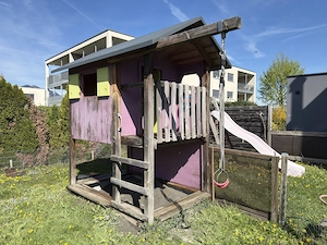 Spielhaus mit Doppelschaukel und Rutsche Bild 6