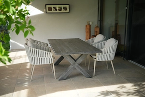 Gartentisch massiv aus Metall in top Zustand