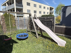 Spielhaus mit Doppelschaukel und Rutsche Bild 4