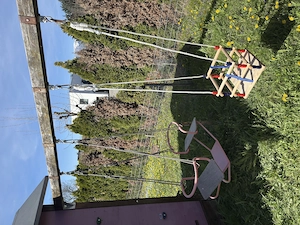 Spielhaus mit Doppelschaukel und Rutsche Bild 12