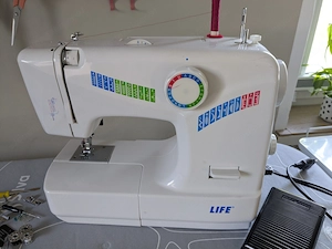 Nähmaschine mit Zubehör Bild 3
