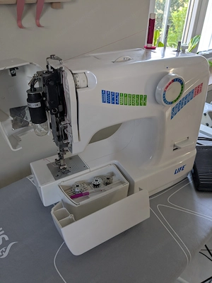 Nähmaschine mit Zubehör Bild 4