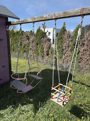 Spielhaus mit Doppelschaukel und Rutsche Bild 8