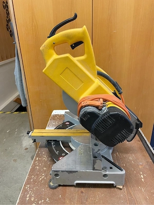 DeWalt DW707 Paneelsäge (Type 1), einer kompakten Kapp- und Gehrungssäge Bild 2