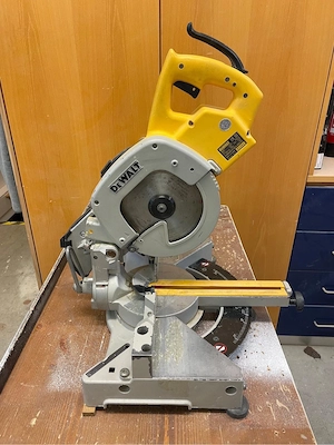 DeWalt DW707 Paneelsäge (Type 1), einer kompakten Kapp- und Gehrungssäge Bild 4