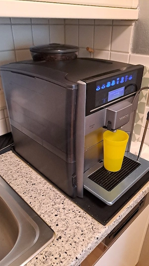 Siemens Kaffevoiiautomat EQ.PLUS s100 mit vielen neuen Teilen zu verkaufen währ es will nur Telefoni Bild 2