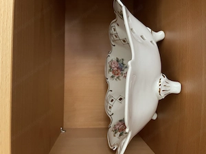 Porzellanschale mit Füßchen und Blumenmotiv Bild 2